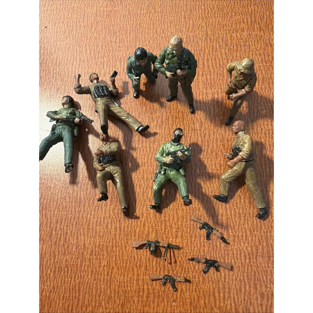VINTAGE 1960S - "ARMY SOLDIERS" PLASTIC / HANDPAINTED FIGURES‎ Lot Of 8